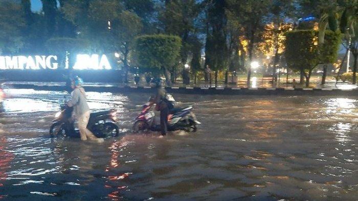 Kawasan Simpang Lima, Semarang terendam air banjir, Selasa 23 Februari 2021 malam.