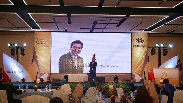 Chief Strategic Officer, Ji Kyu Jang menyampaikan sambutan pada acara pengenalan nama dan logo baru KB Bukopin di Kota Makassar.