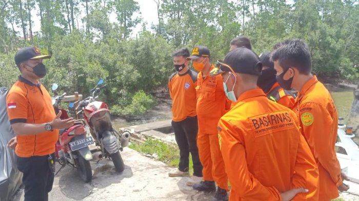 PENCARIAN - Tim rescue Kantor Pencarian dan Pertolongan Orang Kelas A Balikpapan saat sebelum terjun menuju ke perairan Pulau Balabalagan sekitar pukul 10.55 Wita, Jumat (16/1/2021).