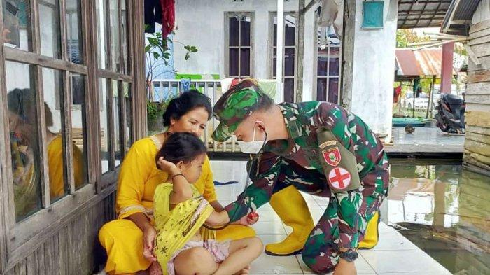 Tim Kesehatan TNI AD turun ke Desa Lok Baintan, Kecamatan Sungai Tabuk, Kabupaten Banjar Martapura, Kalimantan Selatan memberikan pelayanan kesehatan kepada warga.
