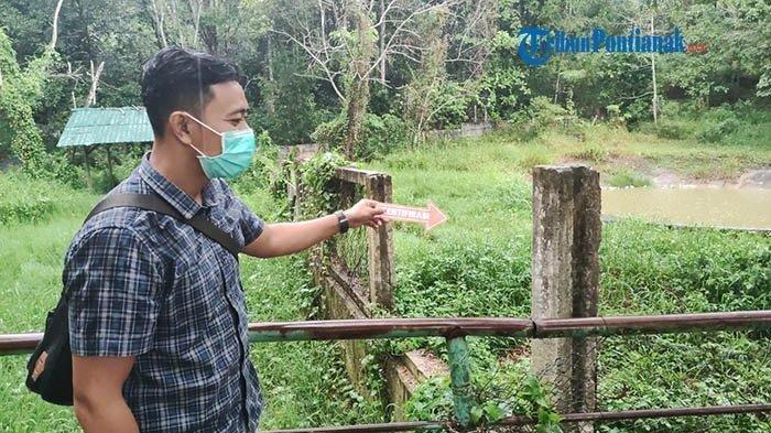 KOLAM BUAYA - Anggota Polres Singkawang melakukan identifikasi tempat kejadian perkara seorang pengunjung diterkam buaya di Kebun Binatang Sinka. Kamis 9 Juli 2022.