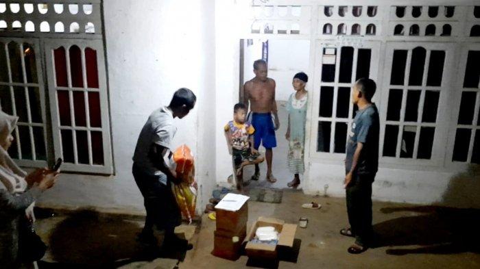 Perangkat Desa Padang Pengrapat salurkan bantuan di malam hari kepada warga yang terdampak bencana angin puting beliung yang terjadi beberapa hari yang lalu. Kamis (8/4/2021) malam. TRIBUNKALTIM.CO, SYAIFULLAH IBRAHIM