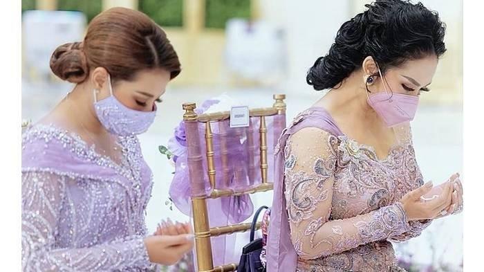 Krisdayanti saat proses lamaran Aurel Hermansyah dengan Atta Halilintar menggunakan masker bermotif desain anggun.