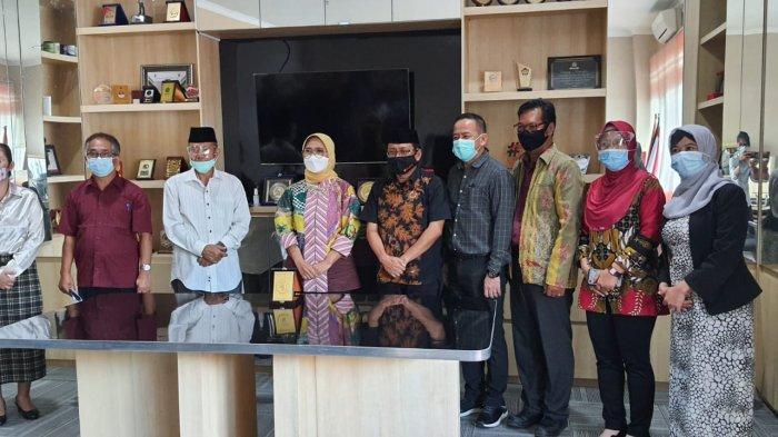 Kunjungan Wakil Ketua Komisi X DPR RI Hetifah ke Kampus Universitas Balikpapan (Uniba) disambut Rektor, Pembina, Ketua Yayasan dan Pembantu Rektor.