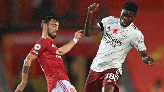 Thomas Partey (kanan) berduel dengan Bruno Fernandes (kiri) dalam laga Manchester United vs Arsenal pada pekan ketujuh Liga Inggris 2020-2021 di Stadion Old Trafford, Minggu (1/11/2020).