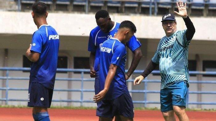 RINDU LATIHAN BERSAMA - Persib Bandung, Robert Alberts (kanan), memimpin sesi latihan Persib Bandung di Stadion Gelora Bandung Lautan Api, Kota Bandung, Kamis (27/2/2020).