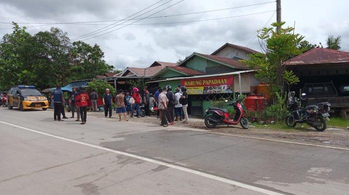 Suasana lokasi yang menewaskan balita MB akibat terlindas truk di depan rumahnya, di Jalan Sultan Sulaiman, Kelurahan Pelita VI, Kecamatan Sambutan, Kota Samarinda, Kalimantan Timur, Sabtu (19/2/2022).