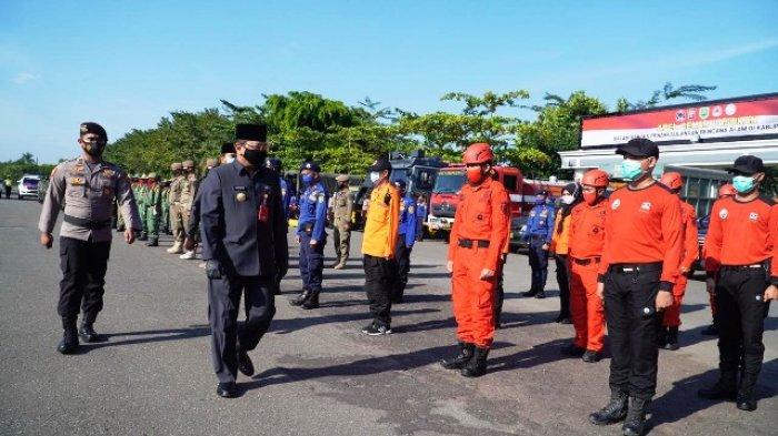 GELAR PASUKAN - Pjs Bupati Berau memeriksa pasukan di apel gelar pasukan penanggulangan bencana alam kemarin