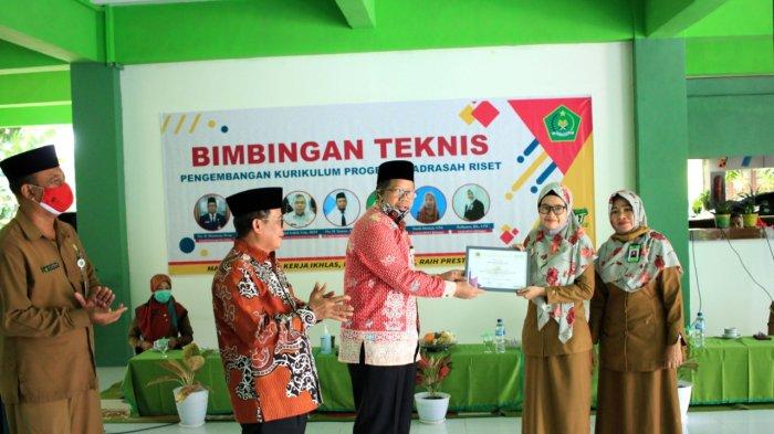 Madrasah Tsanawiyah (MTs) Negeri 1 Balikpapan terpilih menjadi Madrasah Unggul Riset. Kakanwil Kemenang Kaltim menyerahkan penghargaan kepada Eka Diana Permai,S Pd, sebagai inspirator guru di MTs N 1 Balikpapan.