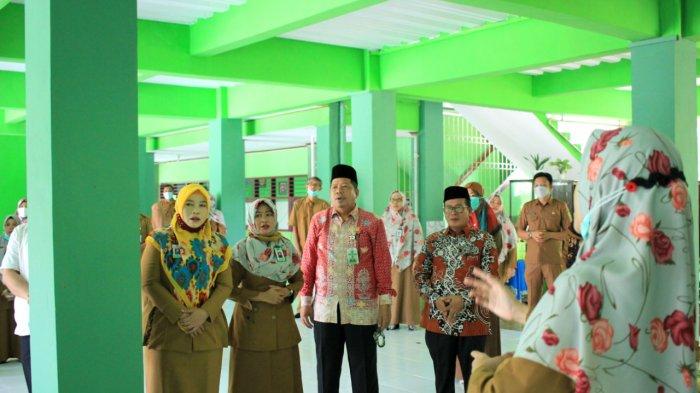 Pada kesempatan tersebut Kakanwil Kemenang Kaltim menyerahkan penghargaan kepada Eka Diana Permai,S Pd, sebagai inspirator guru di MTs N 1 Balikpapan.