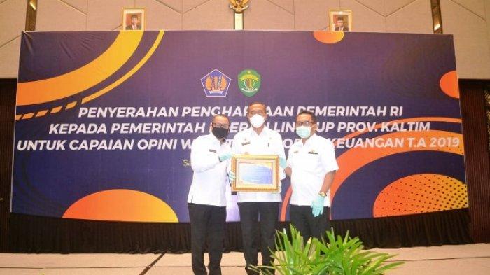 RAIH PENGHARGAAN - Foto bersama usai Gubernur Kaltim Isran Noor menyerahkan piagam penghargaan kepada Pjs Bupati Mahulu Drs. Gede Yusa SH di Hotel Mercure Samarinda, Rabu (21/10/2020). Pjs Bupati saat itu didampingi Kepala Badan Pengelolaan Keuangan dan Aset Daerah (BPKAD) Mahulu Gerry Gregorius dan Inspektur Inspektorat Mahulu Budi Gunarko Ompusunggu.