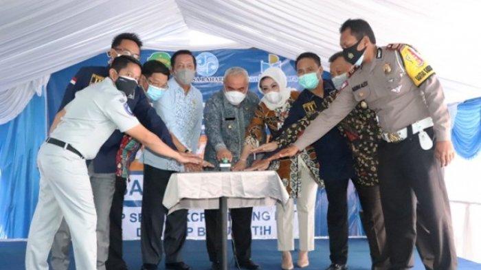 PERESMIAN - Ketua DPRD Kaltim Makmur HAPK turut menekan tombol peresmian Samsat Payment Point Bankaltimtara Kantor Cabang Pembantu (KCP) pada tiga kecamatan di Berau, Kamis (19/11/2020).