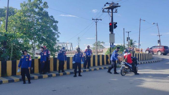 Personel Pemadam Kebakaran dan Penyelamatan Kabupaten Malinau (Damkar Malinau) berbagi takjil jelang berbuka puasa di perempatan jalan Kabupaten Malinau, Provinsi Kalimantan Utara, Jumat kemarin (30/4/2021). HO/DAMKAR MALINAU.
