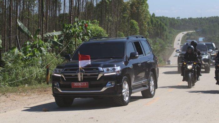 Presiden Joko Widodo dikawal Paspampres dan rombongan saat melalui jalan di kawasan IKN Nusantara menuju titik nol. Beberapa jalan di kawasan IKN Nusantara nantinya akan beralih dari status Provinsi menjadi Jalan Nasional.
TRIBUNKALTIM.CO/DWI ARDIANTO