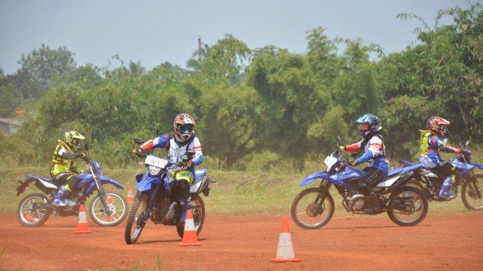 Awak media mengikuti riding experience di lintasan off road adalah melalui kegiatan Media Offroad School Experience yang kembali digelar pada Rabu, 17 Maret 2021 di sirkuit Cargloss dan Hambalang Hills, Bogor.