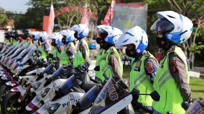 Polda Kalimantan Timur menggelar Apel Pasukan Operasi Lilin Mahakam 2020 di Lapangan SPN Polda Kaltim, Senin (21/12/2020).