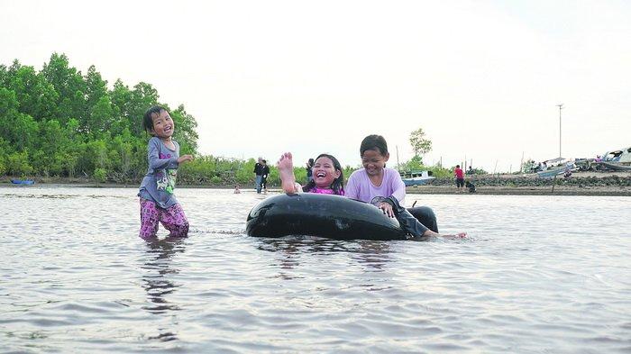 Suasana di Pantai Kenyamukan yang terletak di Kota Sangatta, Kabupaten Kutai Timur.