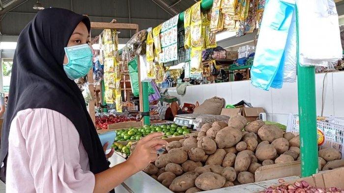 Seorang pedagang Pasar Induk Imbayut Taka di Kabupaten Tana Tidung, Kalimantan Utara menunggu pembeli, TRIBUNKALTIM.CO, RISNAWATI