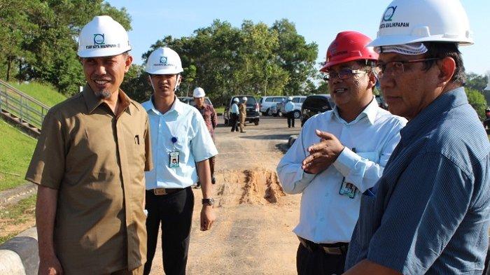 Plt Dirut Perumda Tirta Manuntung Rachmad Julianto mendampingi Walikota Padang Mahyeldi Ansharullah saat kunjungan ke Waduk Manggar, Balikpapan.