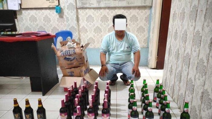 Pelaku berinisial SU (36) dan puluhan barang bukti miras diamankan ke Mako Polsek KSKP Nunukan, Minggu (11/12/2022) malam.