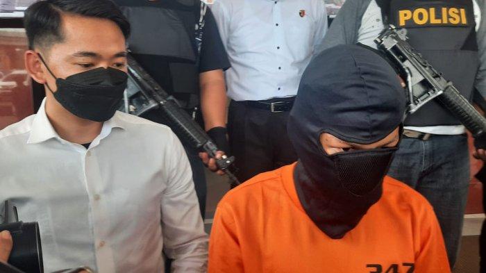 RILIS KASUS PEMBUNUHAN- Pelaku kasus pembunuhan, Rendi saat dihadirkan dihadapan awak media pada Rilis di Mapolresta Samarinda Kalimantan Timur, Senin(27/9/2021).TRIBUNKALTIM.CO/NEVRIANTO HARDI PRASETYO