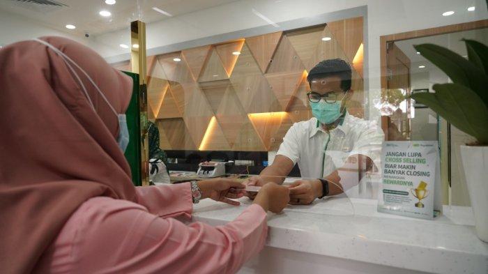 Karyawan Pegadaian tengah melayani nasabah. Di tengah pandemi Covid-19 tahun 2020 ini, kinerja Pegadaian tetap positif.