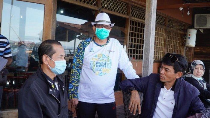 DUKUNG WISATA - Sekkab Berau, M Gazali berbincang santai bersama Komisaris Utama PT Pelni, Ali Masykur Musa dan Direkrut Armada PT Pelni, Tukul Harsono di Pulau Derawan.