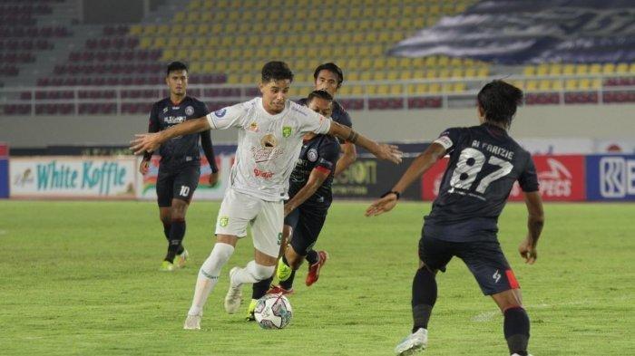 Pemain Persebaya, Bruno Moreira (tengah) hendak melepaskan tembakan ke gawang Arema FC dalam lanjutan pekan 11 BRI Liga 1 2021-2022 di Stadion Manahan, Solo, Jawa Tengah, Sabtu (6/11/2021) malam. Skor 2-1 untuk keunggulan Arema FC di babak pertama.