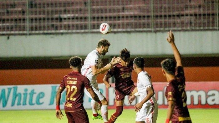 Pemain Persija Jakarta, Marco Motta tengah menyundul bola dan bersaing dengan pemain PSM Makassar dalam leg pertama semifinal Piala Menpora 2021 di Stadion Maguwoharjo, Sleman, Kamis (15/4/2021) malam. - Jadwal Piala Menpora 2021 hari ini akan mementaskan laga PS Sleman vs PSM Makassar, live di Indosiar mulai pukul 20.00 WIB.