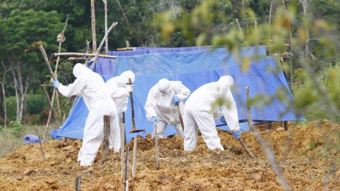 Pemakaman pasien laki-laki (BPN 2060), berusia 57 tahun, meninggal dunia pada 07 September 2020 jam 12.09 di RS Siloam dimakamkan di TPU KM 15.TRIBUN KALTIM/DWI ARDIANTO