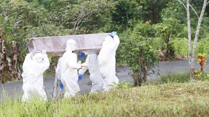 Pemakaman pasien laki-laki (BPN 2060), berusia 57 tahun, meninggal dunia pada 07 September 2020 jam 12.09 di RS Siloam dimakamkan di TPU KM 15.TRIBUN KALTIM/DWI ARDIANTO