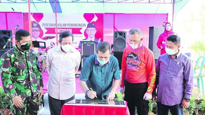 PEMANCINGAN TIRTONADI - Penandatanganan prasasti Pemancingan Tirtonadi oleh Wagub Kaltim Hadi Mulyadi didampingi Forkopimda.