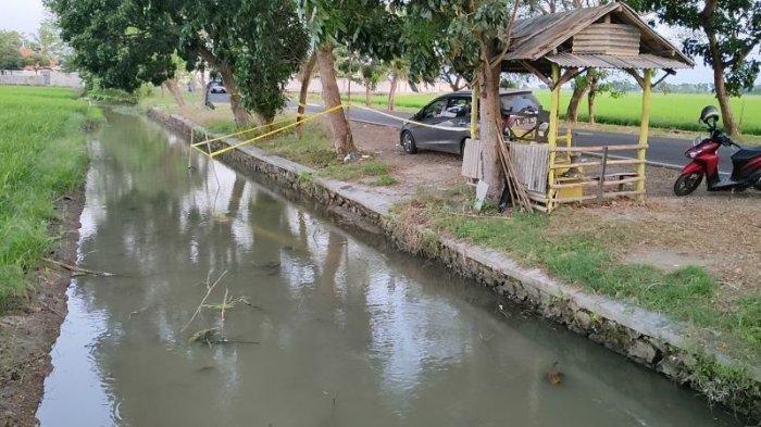 SOPIR TAKSI ONLINE DIBUNUH - Lokasi penemuan mayat laki-laki lakban berada di areal sungai irigasi di Jalan Soekarno-Hatta Desa Pekandangan, Kecamatan/Kabupaten Indramayu, Selasa (26/7/2022). Identitas mayat sudah terungkap dan dia merupakan korban perampokan.