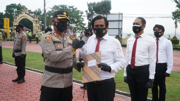 Kapolres Kukar AKPB Irwan Masulin Ginting saat memberikan penghargaan kepada personel Polres Kukar di Mapolres, Senin (3/5/2021), TRIBUNKALTIM.CO, ARIS JONI