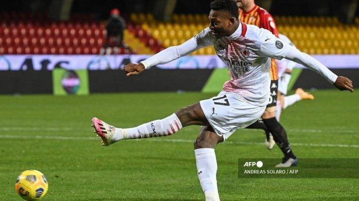 Penyerang Portugal AC Milan Rafael Leao melakukan tembakan ke gawang selama pertandingan sepak bola Serie A Italia Benevento vs AC Milan pada 3 Januari 2021 di stadion Ciro-Vigorito di Benevento.