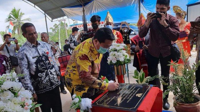 Asisten III Setkab Penajam Paser Utara (PPU) Ahmad Usman dan Pdt Samuel Kusuma menandatangani prasasti sekaligus menggunting pita, menandai peresmian gedung Gereja Bethany FOG Bukit Damai Waru.