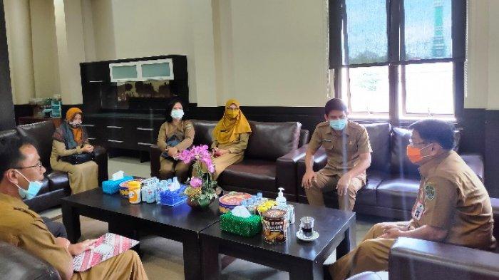 PRESTASI - Pengurus Perpustakaan Harapan Bangsa dan SMADA SMA Negeri 2 Berau bertemu dengan Pjs Bupati Berau usai mendapatkan penghargaan.