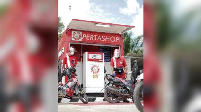 PERTASHOP - Petugas Pertashop melayani pengisian BBM kendaraan. Pertashop kini telah hadir di enam titik desa di Kaltim antara lain di Desa Muara Komam (Paser), Desa Muut (Kutai Barat), Desa Muhur (Kutai Barat), Desa Kelinjau (Kutai Timur), dan Sumber Sari (Kutai Timur).