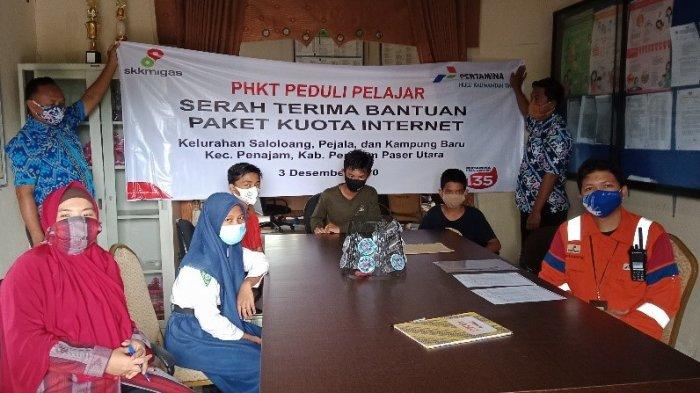 Perwakilan PT Pertamina Hulu Kalimantan Timur (PHKT) menyerahkan bantuan internet di Saloloang, Pejala dan Kampung Baru.