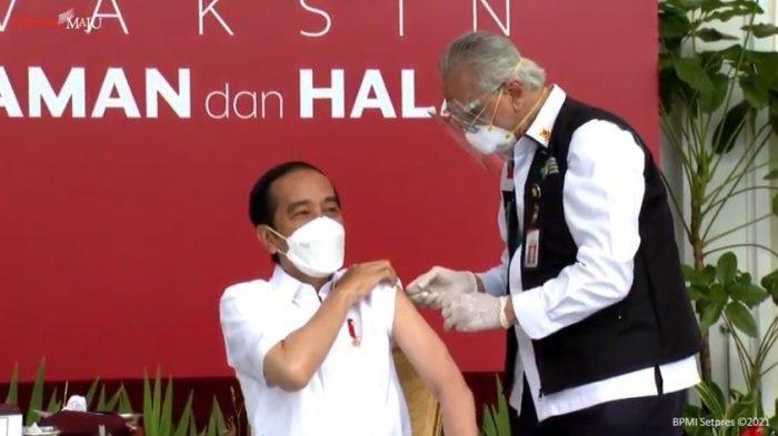 Presiden Jokowi menerima suntikan vaksin pertama Covid-19 buatan Sinovac pada Rabu (13/1/2021) di Istana Merdeka, Jakarta.
