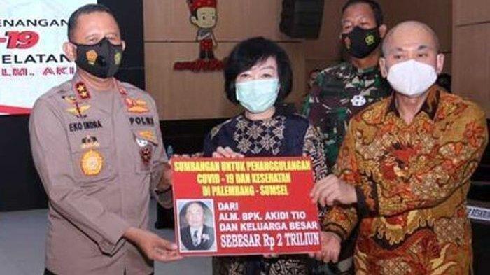 Proses penyerahan bantuan dana Rp 2 Triliun dari keluarga alm. Akidi Tio, pengusaha sukses asal Kota Langsa Kabupaten Aceh Timur untuk penanganan covid-19 di Sumsel, Senin (26/7/2021).