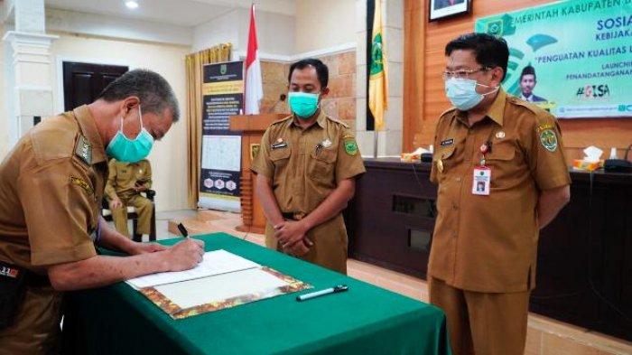 KERJASAMA : Pjs Bupati Berau, M Ramadhan menyaksikan penandatanganan perjanjian kerjasama Disdukcapil Berau bersama camat, kepala kampung, OPD terkait serta pelaku uaha.