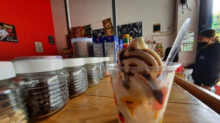 Menu es krim Sundae di RM Ququruyuq,di Jalan Angklung wilayah Prefab, Kelurahan Dadi Mulya Kecamatan Samarinda Ulu, Kaltim. RM Ququruyuq menyajikan aneka kuliner lokal dengan harga terjangkau.