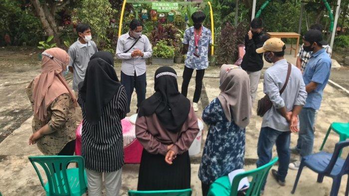 Pelatihan pengelolaan sampah bagi 9 orang anggota kelompok Bank Sampah Kersik Berseri binaan PHKT dari Desa Kersik, Kecamatan Marangkayu, Kabupaten Kutai Kartanegara.
