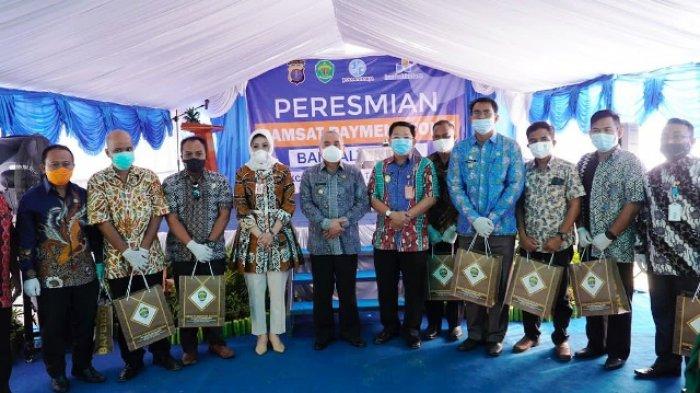BERSAMA CAMAT - Gubernur Kaltim Isran Noor bersama para camat se-Kabupaten Berau foto bersama usai peresmian samsat payment point di Segah, Kamis (19/11/2020).