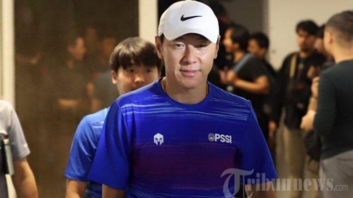 Pelatih Tim Nasional Indonesia Senior, Shin Tae-yong saat memimpin latihan di Stadion Madya, Senayan, Jakarta Pusat, Senin (17/2/2020). Pelatih Timnas Indonesia, Shin Tae Yong menyebut penanganan covid-19 di Indonesia buruk, berikut ini sejumlah hal yang disorotinya.