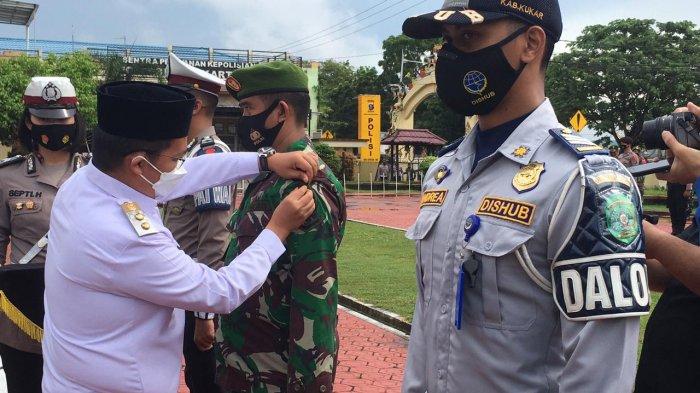 Wabup Kukar Rendi Solihin saat menyematkan secara simbolis tanda petugas kepada personel Operasi Ketupat Mahakam 2021. TRIBUNKALTIM.CO, ARIS JONI