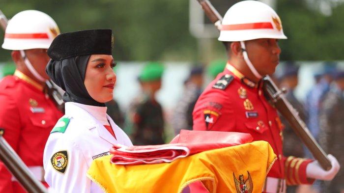 Anisafathul Janah merupakan siswi SMA Negeri 1 Kecamatan Muara Koman, Kabupaten Paser, Provinsi Kalimantan Timur, yang bertugas menjadi pembawa baki pada upacara detik-detik proklamasi di Provinsi Kalimantan Timur.
