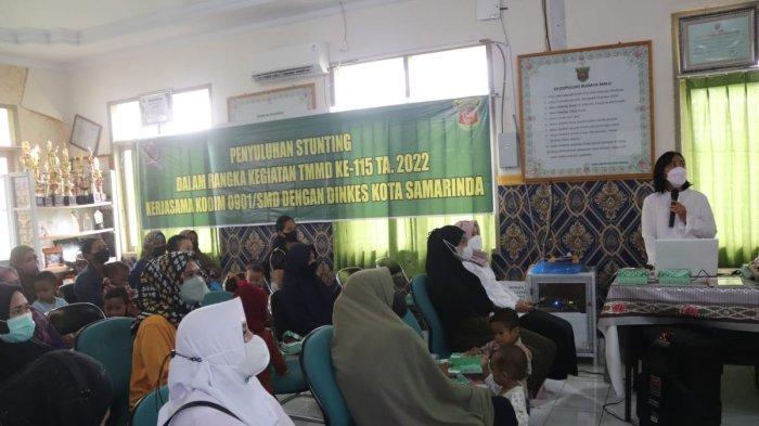 TNI Manunggal Membangun Desa (TMMD) ke-115 Kodim 0901/Smd juga pro pada kesehatan Keluarga, tampak kegiatan Penyuluhan Stunting dari DinKes Kota Samarinda (Kesehatan Keluarga) menghadirkan Ibu Meli Pasiakan SKM Nutrisionis dan dari Puskesmas Palaran Ibu Sepni Wina Fitrianty, S.E di Puskesmas Kelurahan Rawa Makmur Kecamatan Palaran, Kota Samarinda Kalimantan Timur, Rabu (26/10/22).