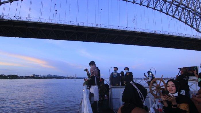 Susur Sungai Mahakam dengan Kapal Wisata Pesut Bentong.